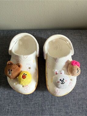 Crocs Kids White Character Clogs with Plush Charms